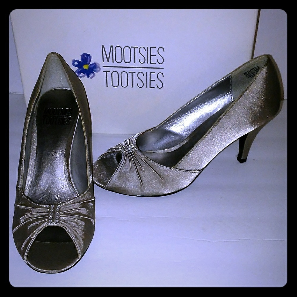 New in box heels Size 6